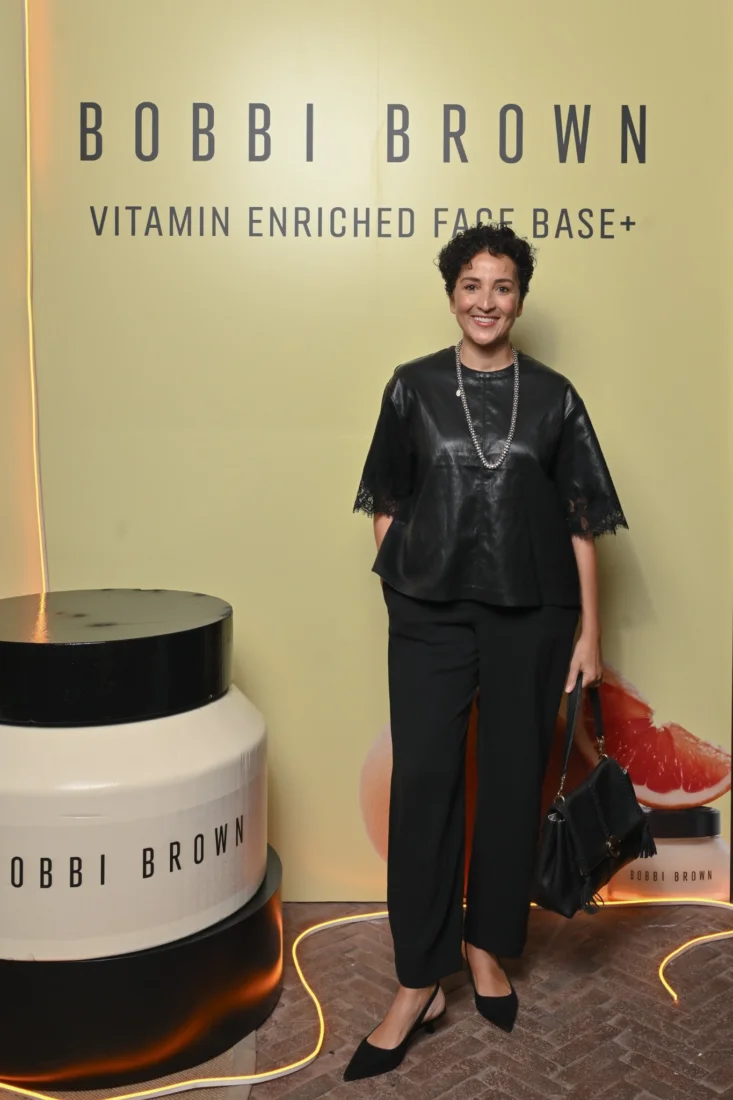 Bobbi Brown ürünleri kullanılarak yapılmış, doğal ve sofistike bir makyajla yüzünü hafifçe yana çevirmiş, ışıkla aydınlanmış genç bir kadının zarif portresi, markanın felsefesini ve kalitesini vurguluyor.