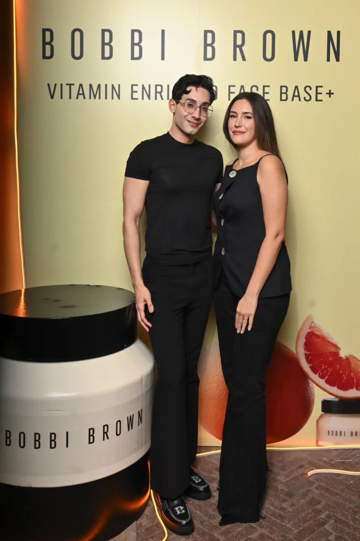 Doğal ve aydınlık bir cilt tonuyla dikkat çeken, Bobbi Brown'ın makyaj felsefesini yansıtan bir modelin yakın çekim portresi, gözlerindeki hafif ışıltıyı ve dudaklarındaki nude tonu vurguluyor.
