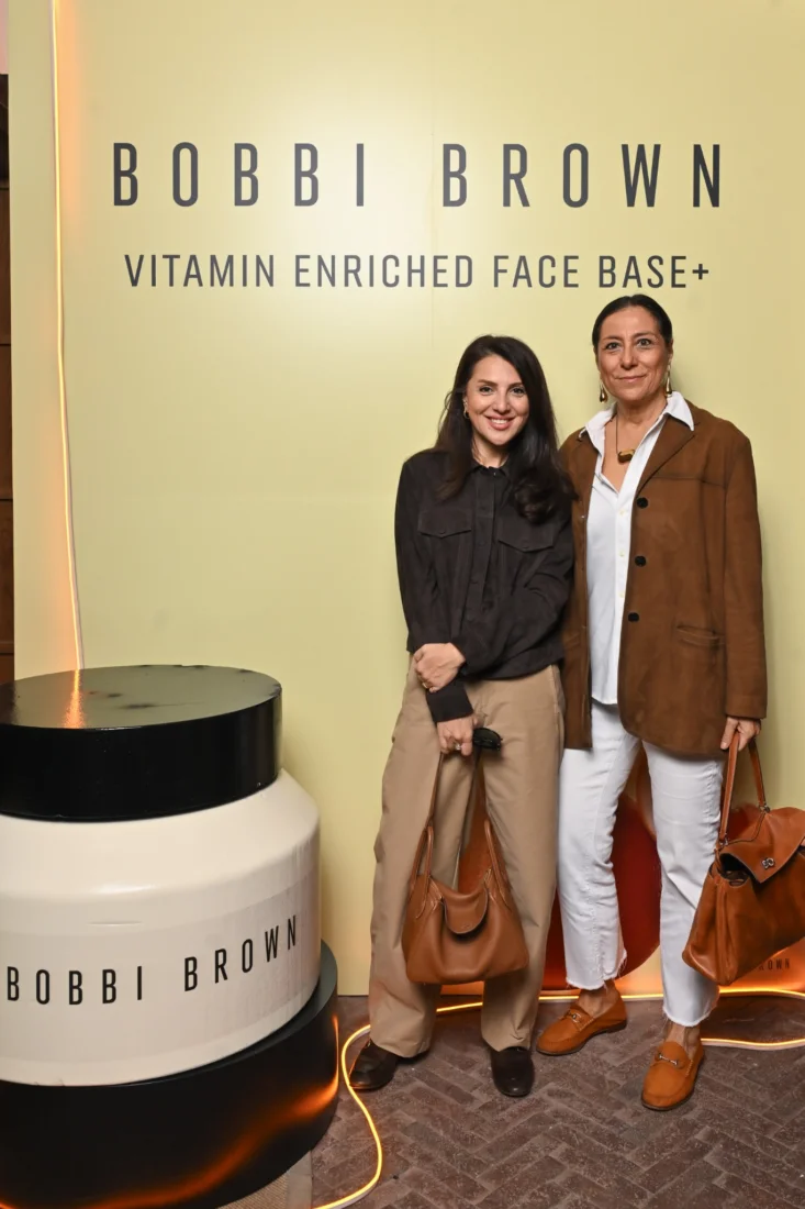 Bobbi Brown'ın uzmanlıkla uyguladığı makyaj teknikleriyle aydınlık ve pürüzsüz bir cilde sahip, doğal güzelliği ön planda tutulan, zarif bir kadının yakın çekim portresi, gözlerindeki ışıltı ve dudaklarındaki hafif renk ile güzelliği vurguluyor.
