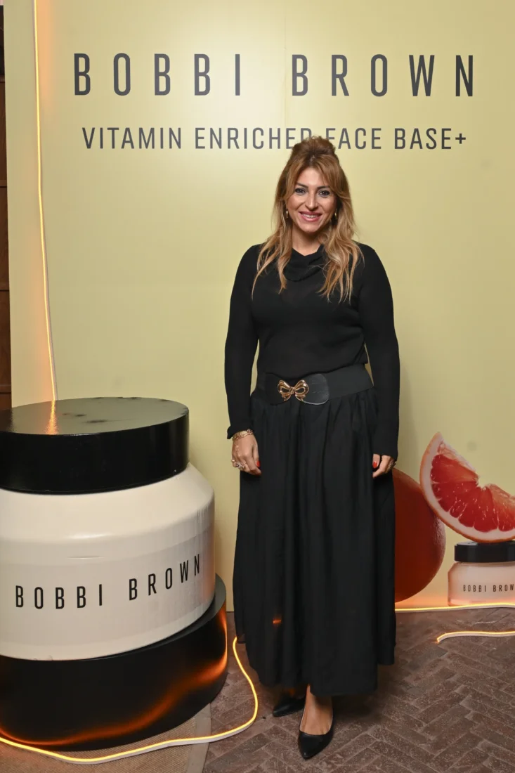 Yüzünde doğal bir ışıltıyla, profesyonel makyaj fırçasını kullanarak göz kapaklarına ustalıkla far uygulayan bir kadın, Bobbi Brown güzellik felsefesinin temelini oluşturan sofistike ve doğal makyaj tekniklerini gözler önüne seriyor.