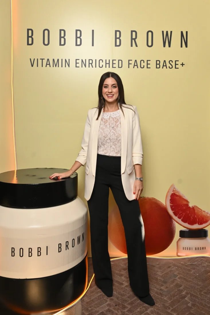 Makyaj sanatçısı Bobbi Brown'ın doğal güzellik felsefesini vurgulayan, ışıltılı ve taze bir cilt makyajı ile zarifçe vurgulanmış gözleri olan, modern bir kadının yakın çekim portresi, güzellik trendlerine ilham veriyor.