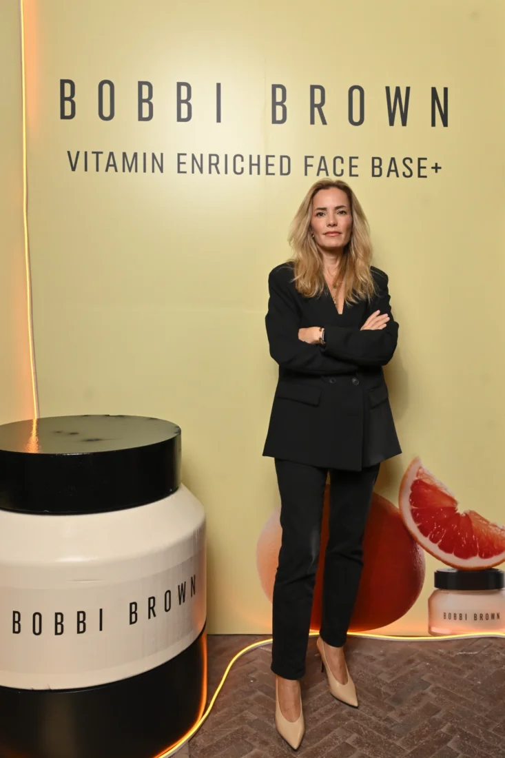 Makyaj dünyasının vizyoner lideri ve kendi adını taşıyan markanın kurucusu Bobbi Brown, açık kahverengi saçları, zarif doğal makyajı ve siyah ceketiyle samimi bir gülümsemeyle kamera karşısına geçerken, ilham veren duruşuyla dikkat çekiyor.