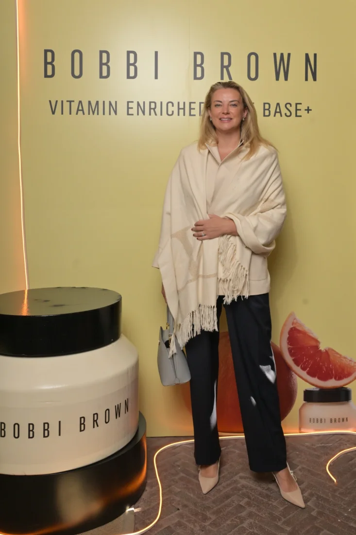 Bobbi Brown'ın doğal güzellik felsefesini mükemmel bir şekilde yansıtan, sade ama etkileyici makyajıyla göz alıcı bir kadının yakın çekim portresi; pürüzsüz cildindeki sağlıklı ışıltı ve gözlerindeki derinlik, markanın modern makyaj anlayışını ve kadınlara kattığı özgüveni vurguluyor.