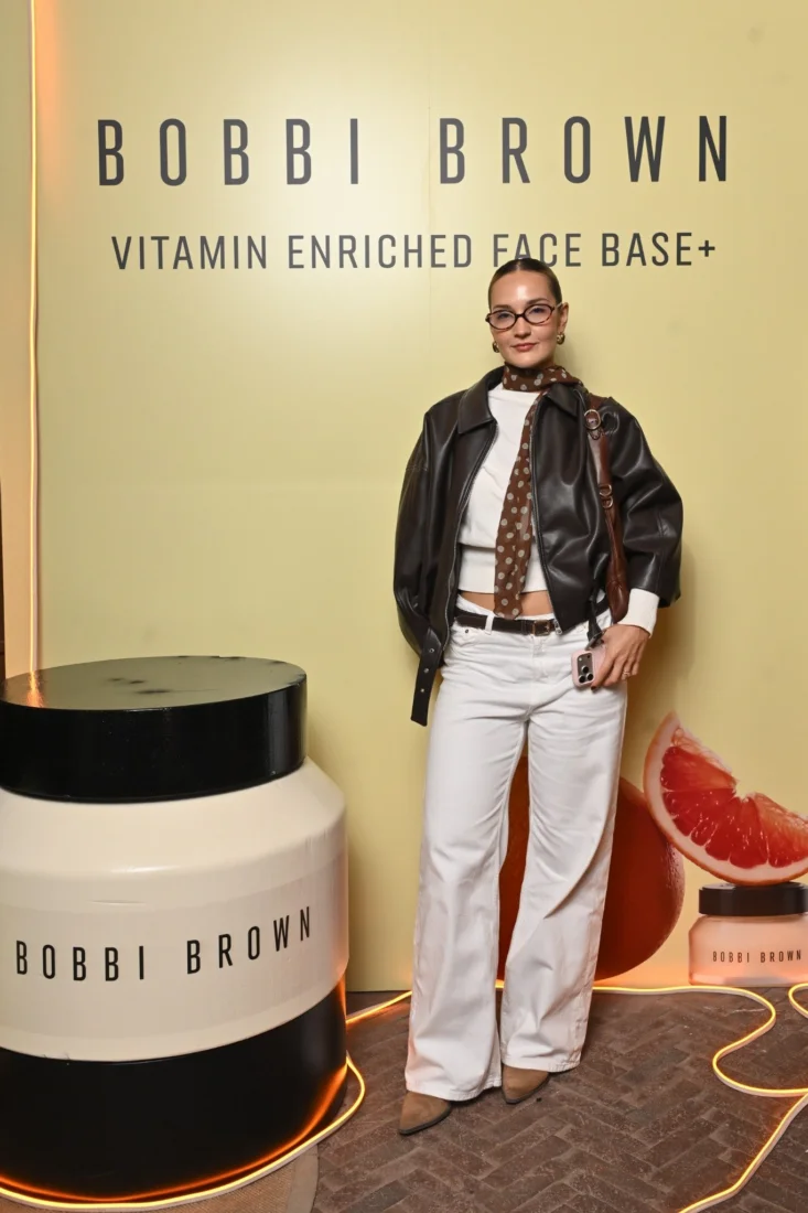 Bobbi Brown etkinliğinde bir araya gelen, şık giyimli ve gülümseyen konuklar, keyifli bir sohbet ortamında içeceklerini yudumlarken gecenin canlı atmosferini yansıtarak etkinlik kapsamında keyifli anlar yaşıyorlar.