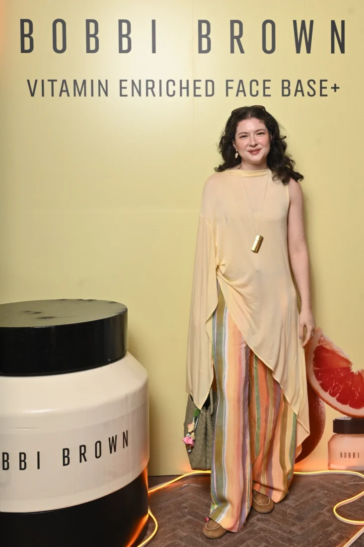 Bobbi Brown etkinliğinde bir araya gelen konuklar, içten gülümsemelerle birbirleriyle sohbet edip keyifli anlar paylaşırken, ellerindeki ürün kutularıyla etkinliğin enerjisini yükseltiyor ve markanın yeni deneyimlerini keşfediyor.