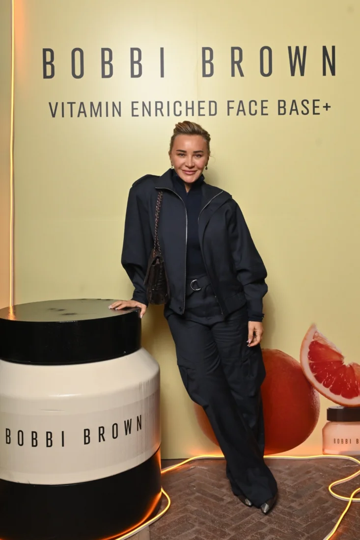 Bobbi Brown etkinliğine katılan şık davetliler, aydınlık ve ferah bir salonda keyifli bir atmosferde bir araya gelerek neşeli sohbetler eşliğinde kameraya gülümserken, masadaki Bobbi Brown makyaj ürünleri etkinliğin odak noktasını oluşturuyor.