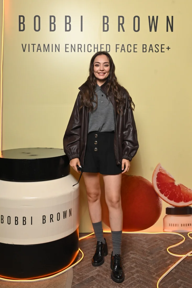 Bobbi Brown özel davet etkinliğinde bir araya gelen çeşitli yaş gruplarından şık giyimli kadın konuklar, markanın güzellik dünyasını keşfederken keyifli sohbetler eşliğinde gülümseyerek poz veriyorlar.