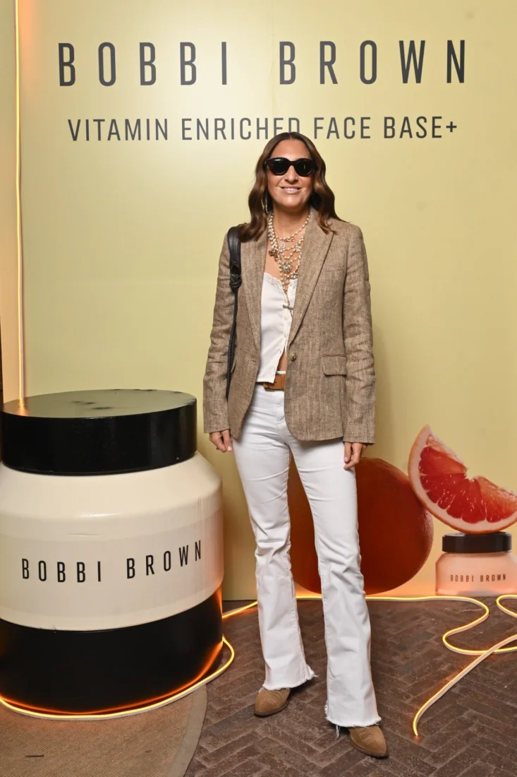 Bobbi Brown etkinliğinin şık konukları, özel olarak tasarlanmış bir mekanda gülümseyerek kameraya bakarken, markanın lansman atmosferini ve güzellik dünyasındaki yenilikleri temsil ediyor.