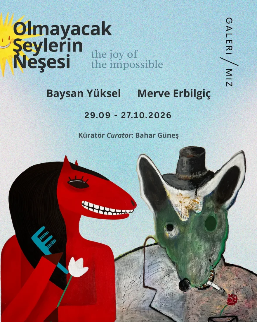 Beyaz bir galeri duvarında sergilenen, canlı renklerin ve beklenmedik fantastik unsurların bir araya geldiği, izleyicide şaşkınlık ve neşe uyandıran, Olmayacak Şeylerin Neşesi başlıklı İstanbul sergisinden büyük ve çarpıcı bir sanat eseri.