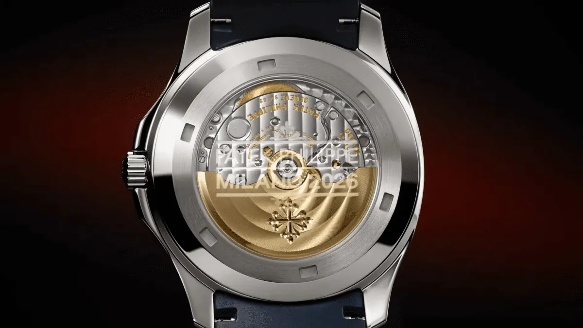 Patek Philippe'in 2026 Milano etkinliğinde sergilenen ve kusursuz işçiliğiyle öne çıkan, zarif kadranında karmaşık detaylar barındıran parlak metal kasalı bir lüks kol saatinin yakın çekimi, markanın inovasyon ve estetik anlayışını yansıtıyor.