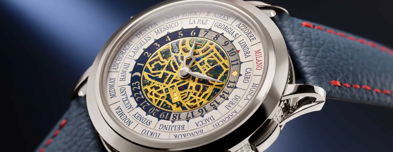 Patek Philippe'in efsanevi saatçilik sanatını ve detaylardaki ustalığını gözler önüne seren bu görselde, karmaşık işlemeli kadranı ve sofistike mekanizmasıyla markanın Watch Art felsefesini simgeleyen, eşsiz bir Patek Philippe saati yakın çekimde inceleniyor.