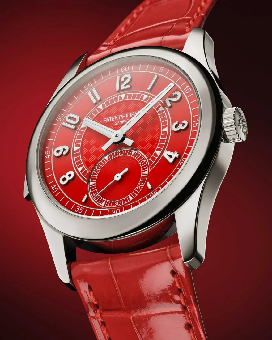 Parlak beyaz altın kasası ve kronograf fonksiyonlu beyaz kadranı ile dikkat çeken, üç alt kadrana, tarih penceresine ve baton indekslere sahip olan, Patek Philippe'in zarif işçiliğini yansıtan 7007G-010 modeli lüks kol saati.