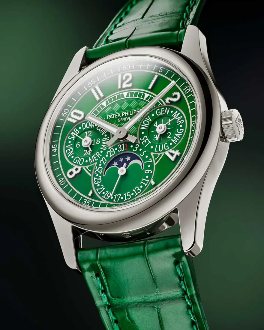 Bu büyüleyici Patek Philippe 7007G-010 lüks saat, parlak beyaz altın kasası ve göz alıcı derin yeşil kadranıyla, ustalığın ve çağdaş zarafetin mükemmel birleşimini sergileyen bir sanat eseri.