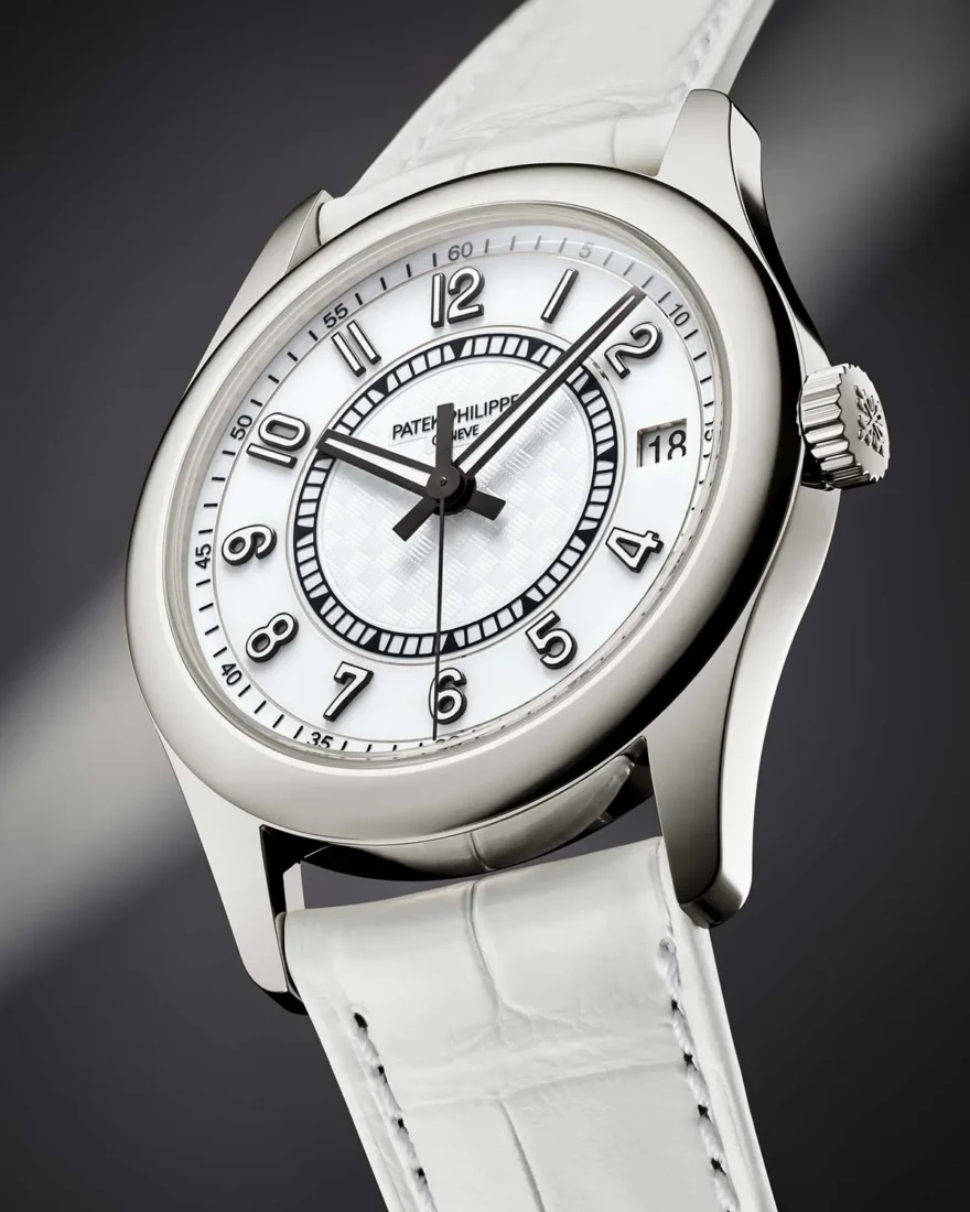 Patek Philippe’in, lüks saat koleksiyonunun öne çıkan zarif 7007G-010 modeli, göz alıcı pırlanta bezelli parlak beyaz altın kasası, derin lacivert mine kadranı ve detaylı işçiliğe sahip timsah derisi kayışıyla dikkat çekiyor.