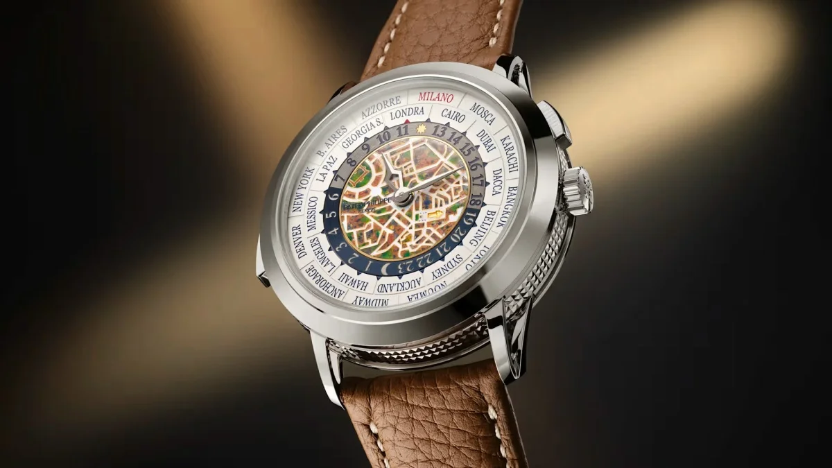 Patek Philippe Ref. 5531G World Timer kol saati, beyaz altın kasası, ortasında dikkat çekici harita deseni ve dünya şehirlerinin yer aldığı sofistike kadranıyla lüks saatçiliğin ince işçiliğini ve zamanı farklı bölgelerde gösterme ustalığını bir araya getiriyor.