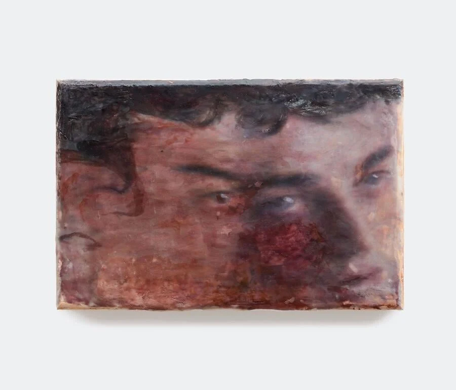 Viyana'dan Paul Robas'ın, Frieze London'daki Artist-to-Artist bölümünde meslektaşı Louise Giovanelli tarafından aday gösterildiği, katmanlı mürekkep, enkostik ve yağlı boya teknikleriyle hafızanın geçiciliğini, yaşanmış ve hayal edilmiş anlar arasındaki gidip gelişleri soyut bir dille yansıtan, koyu ve dokulu bir yüzeye sahip Long Story adlı küçük resmi.