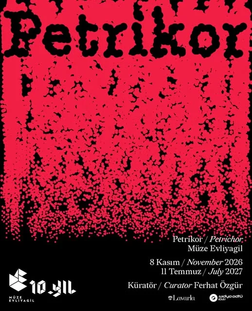 Ankara'daki Petrikor sergisinde yer alan, bir sanat eserinin önünde duran ziyaretçiler, eserin detaylarını incelerken, modern sanat galerisinin geniş ve aydınlık ortamı genel havayı tamamlıyor.