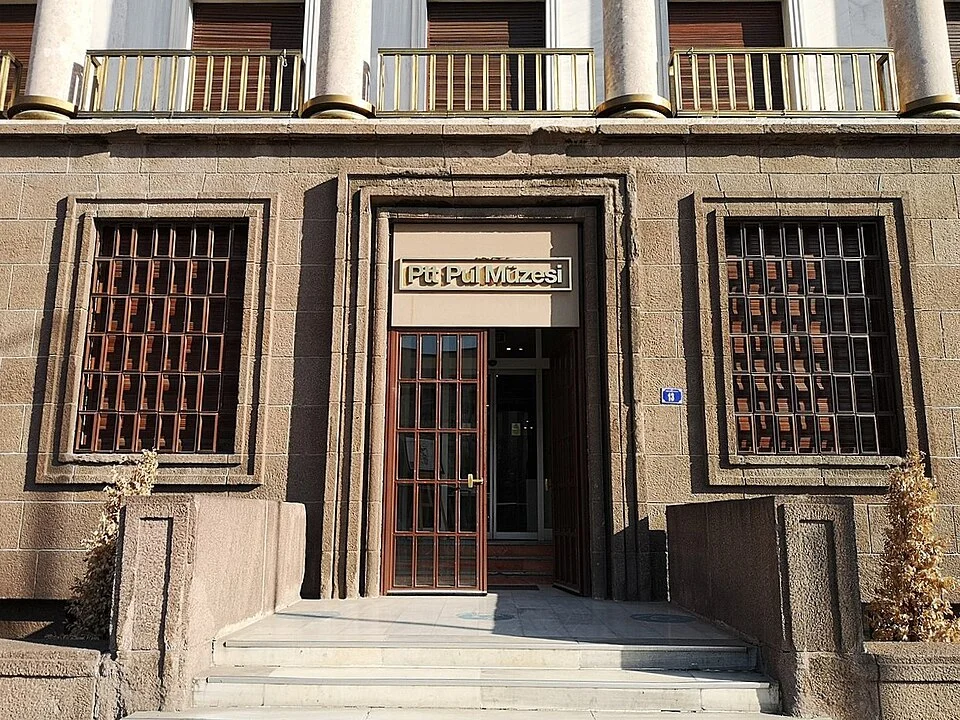 Ankara'daki PTT Pul Müzesi'nin geniş ve aydınlık bir salonunda, cam vitrinlerde sergilenen çeşitli dönemlere ait pul koleksiyonları ve posta tarihiyle ilgili eserler, ziyaretçileri geçmişe yolculuğa çıkarıyor.