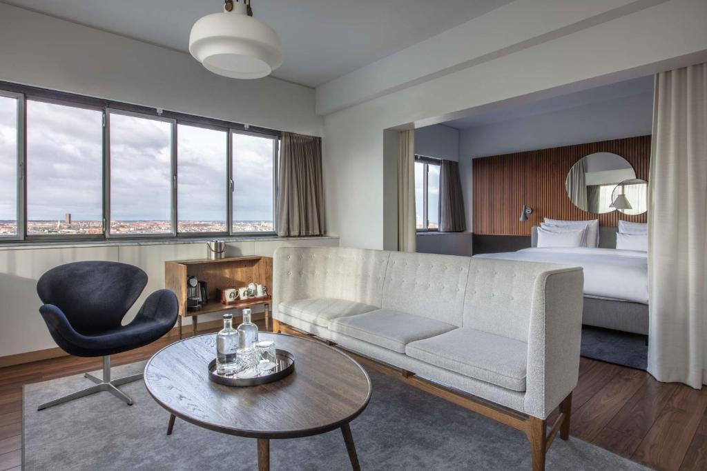 Modern çizgilerle tasarlanmış Radisson otel banyosu, şehrin göz alıcı silüetine doğrudan bakan büyük bir pencerenin önündeki şık, dikdörtgen küveti ve minimalist detaylarıyla lüks ve rahatlatıcı bir konaklama deneyimi sunuyor.