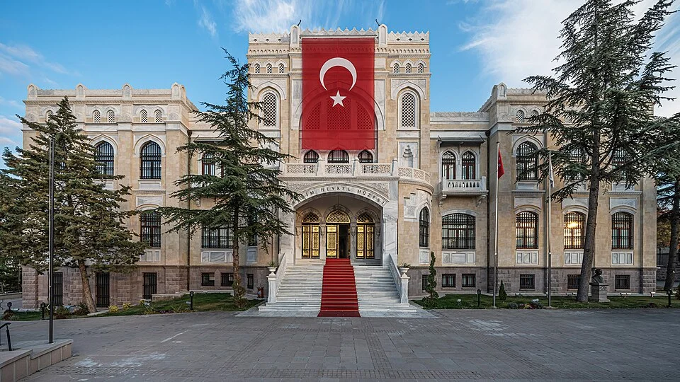 Ankara'nın kültürel zenginliğini yansıtan Resim ve Heykel Müzesi'nin görkemli dış cephesi, dönemin mimarisini sergileyen detayları ve geniş pencereleriyle şehirdeki sanat duraklarından birini gözler önüne seriyor.