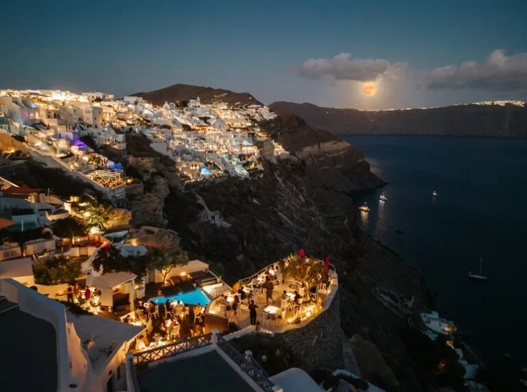 Santorini'nin kaldera manzaralı uçurumlarında yer alan, Ege Denizi'nin berrak sularına bakan beyaz badanalı evleri ve mavi kubbeli kiliseleriyle ünlü yerleşim, adanın mimarisini ve doğal güzelliklerini sergiliyor.