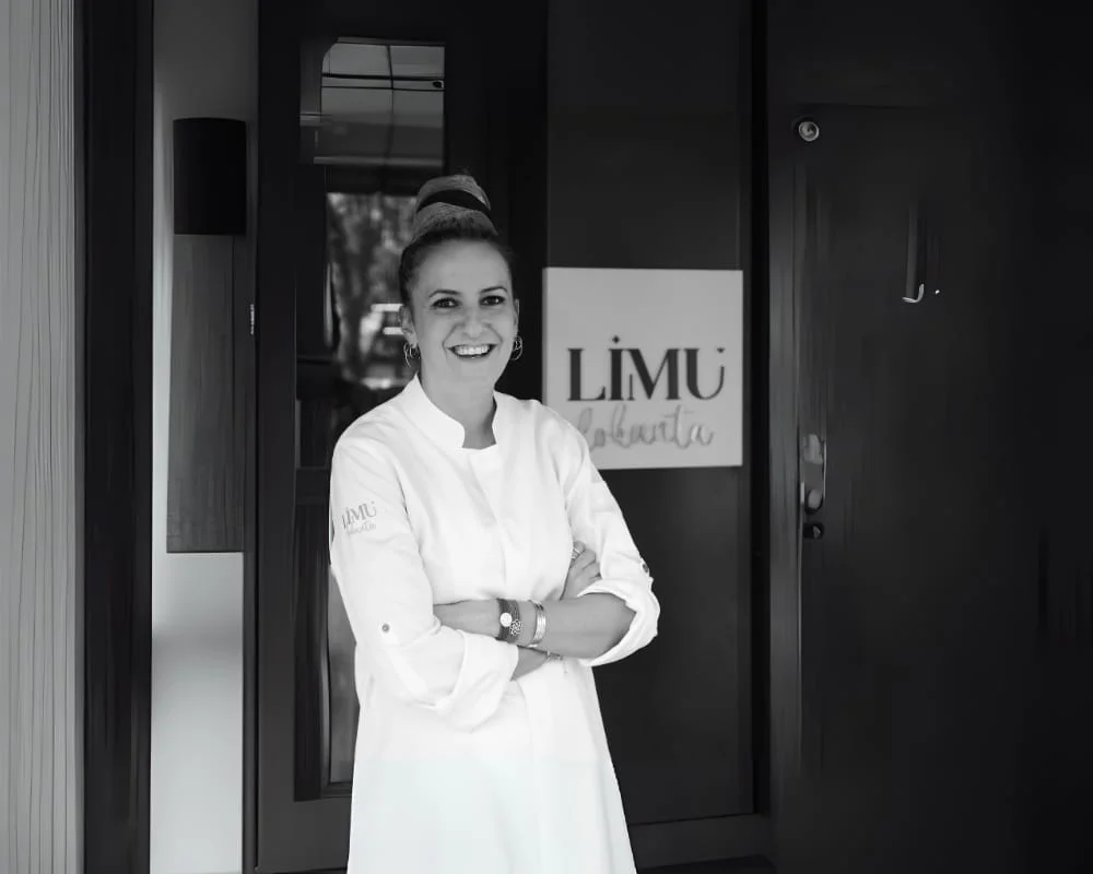 Sanat ve tasarım dünyasının önemli figürlerinden Sara Tabrizi, doğal ışık alan minimalist bir stüdyo ortamında, zarif ve çağdaş kıyafetleriyle kameraya bakarken, derin ve etkileyici bakışlarıyla modern sanata olan tutkusunu yansıtıyor.
