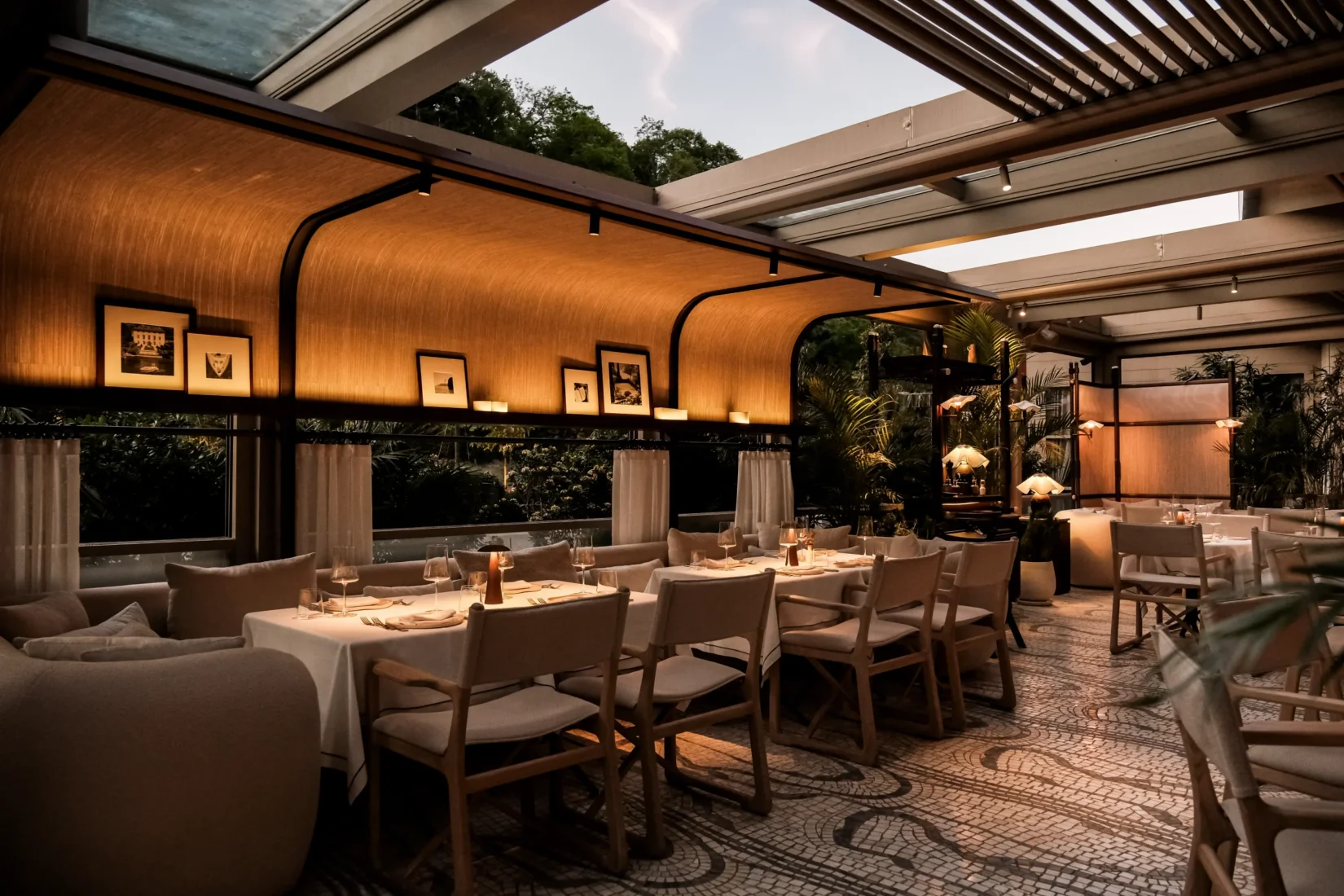 Scalla restoranının geniş pencerelerinden görünen yeşil doğayla iç içe, dalga ve rüzgar esintisi taşıyan kavisli tavan tasarımıyla Akdeniz temasını yansıtan, zarif masa düzenlemeleriyle sıcak ve davetkar bir yemek ortamı.
