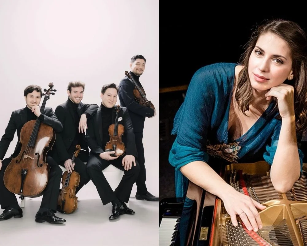 Schumann Quartett'in Agapi albümü için çekilen bu etkileyici tanıtım fotoğrafında, dört yetenekli müzisyen koyu renk sahne kıyafetleri içinde, yaylı çalgılarını (iki keman, viyola ve çello) tutarak, sıcak tonlardaki stüdyo ortamında düşünceli bir duruş sergiliyor ve dinleyicilere sunacakları derin müzikal deneyimin ipuçlarını fısıldıyorlar.