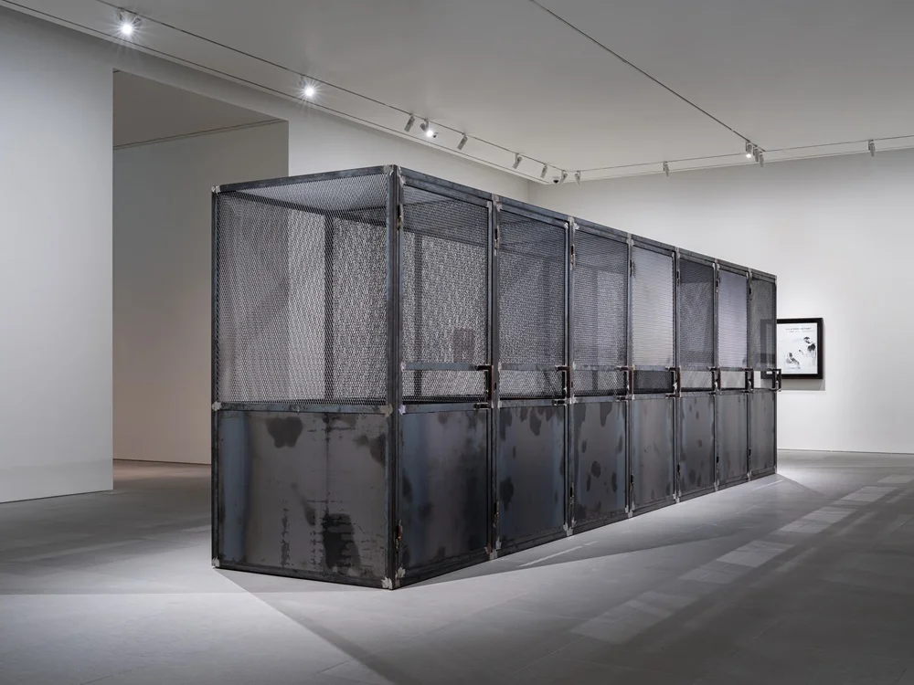 Seoul Art Week kapsamında düzenlenen bir etkinlikte, modern sanat eserlerinin ve dinamik bir atmosferin ortasında, bir sanatçı veya küratörün canlı bir röportaj sırasında sanatın geleceği hakkında derinlemesine konuşmalar yaptığı anın etkileyici bir görseli.