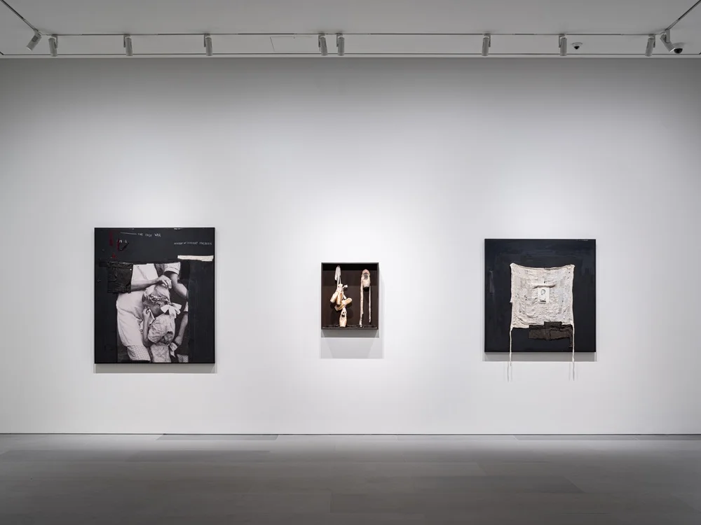Modern ve aydınlık bir sanat galerisinde, Seul Sanat Haftası kapsamında gerçekleştirilen bir röportajda, elinde mikrofon tutan bir kadın gazetecinin, arka plandaki çeşitli sanat eserleri önünde bir erkekle konuştuğu an.