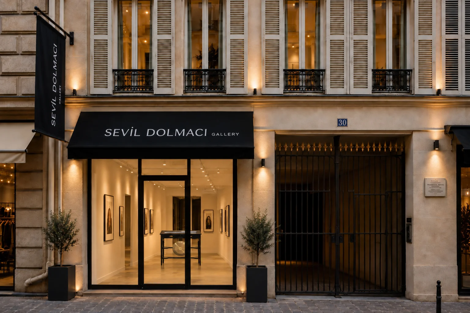 Sevil Dolmacı, Paris'in sanatsal ve büyüleyici atmosferinde keyifli bir keşif gezisine çıkarken, şehrin şık ruhunu yansıtan zarif bir kıyafetle gülümsüyor; arka planda şehrin karakteristik mimarisi ve canlı sokakları, bu özel anın doğal güzelliğini vurguluyor.
