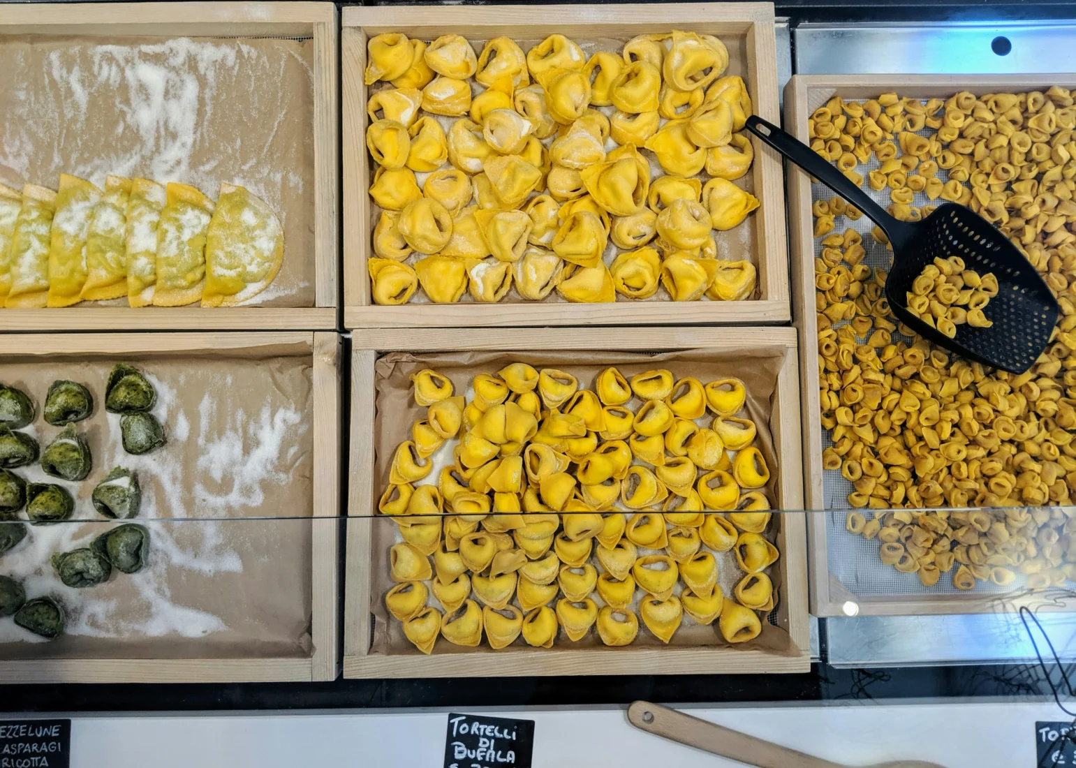 Emilia-Romagna'daki skillcation rotasında, el yapımı taze makarnanın geleneksel yöntemlerle açılıp şekillendirildiği bir anı yansıtan bu kare, bölgenin lezzetli mutfağını ve sofra kültürünü deneyimleyerek ustalık öğrenme odaklı yolculukların cazibesini ortaya koyuyor.