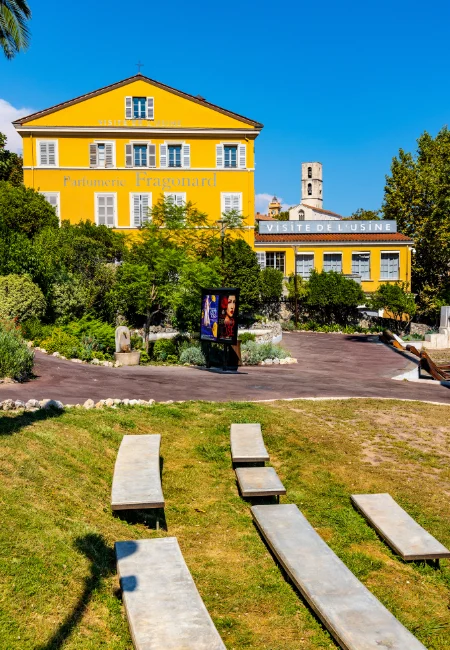 Grasse, Fransa’daki tarihi bir parfümeride düzenlenen skillcation deneyiminde, sayısız esans şişesinin önünde dikkatle bir parfüm şişesini inceleyen eller, kişisel bir koku tasarlama ve harmanlama becerisini derinleştirmeye odaklanıyor.