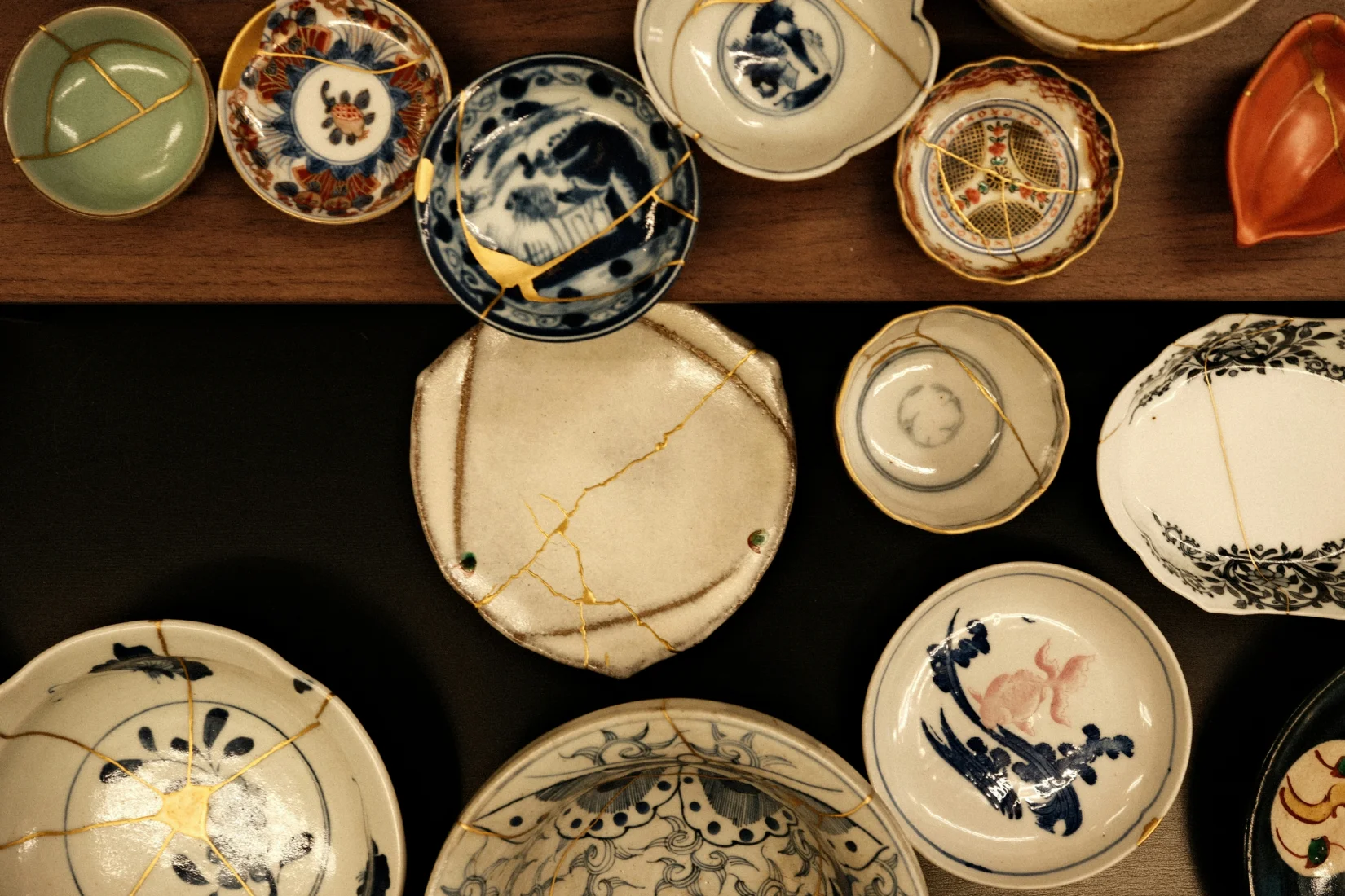 Bir usta, kırık seramik bir kaseyi Tokyo'da icra edilen kadim kintsugi sanatı tekniğiyle titizlikle onarırken, altın tozunu çatlaklara uygulayarak kusurların hikayesini yeniden yazıyor ve bu, skillcation rotalarının sunduğu derin öğrenme deneyimlerinden birini gözler önüne seriyor.