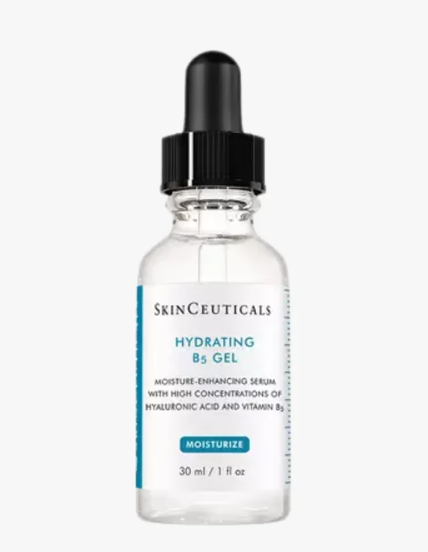 Beyaz bir zemin üzerinde şeffaf cam şişesi ve üzerinde markanın adı ile logosu bulunan, cildin nem dengesini destekleyen ve yaşlanma belirtilerine karşı etkili bir formüle sahip SkinCeuticals Hyaluronik Asit serumu göz alıcı bir şekilde sergileniyor.