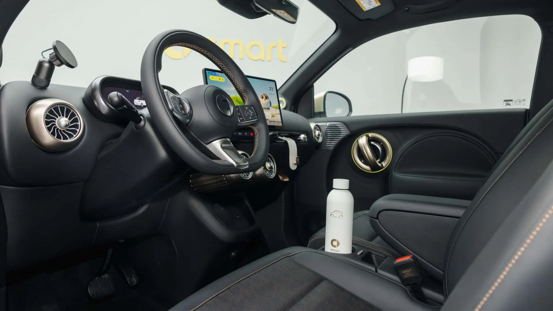 Smart 2 2026 elektrikli şehir içi otomobilin modern ve kullanıcı dostu iç mekanı, geniş dijital ekranları, ergonomik tasarımlı koltukları ve akıllı depolama çözümleriyle urban mobilite için konforlu ve teknolojik bir sürüş ortamı sunuyor.