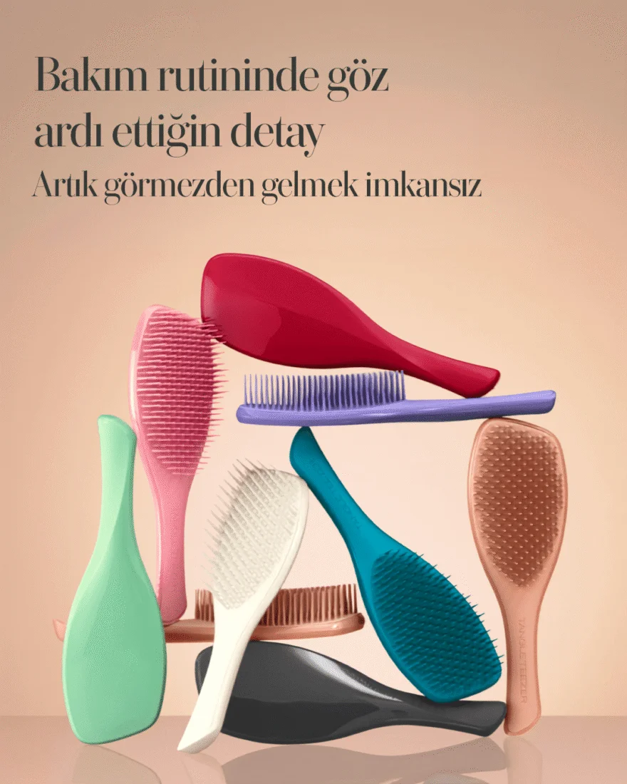 Kompakt oval şekilli, sapı olmayan ve parlak pembe rengiyle dikkat çeken Tangle Teezer saç fırçası, farklı uzunluklardaki esnek dişleri sayesinde saç düğümlerini nazikçe açarken saçın kırılmasını önleyerek sağlıklı ve parlak görünmesine katkıda bulunan özel bir saç bakım aracıdır.