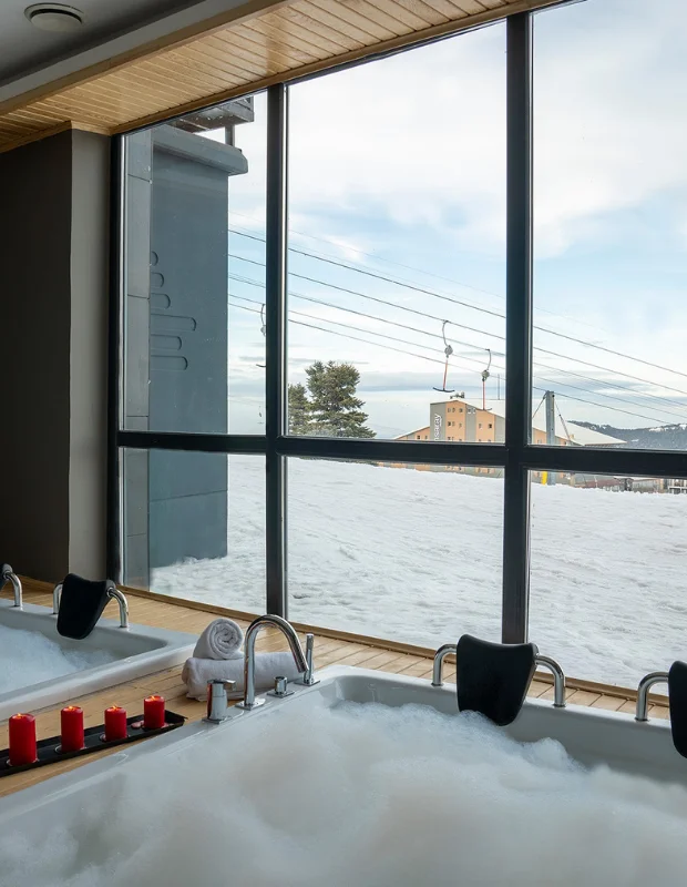 Trend Life Hotels konseptine uygun olarak tasarlanmış, geniş pencerelerden içeri süzülen doğal ışıkla aydınlanmış, modern mobilyalar ve zarif detaylarla donatılmış ferah bir otel lobisi, misafirlere huzurlu ve şık bir karşılama sunuyor.