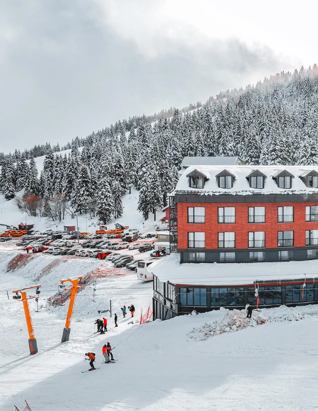Trend Life Hotels'in modern mimarisiyle çevrili, berrak mavi sulara sahip büyük açık yüzme havuzu, çevresindeki şık şezlonglar ve palmiye ağaçlarıyla konuklarına lüks ve huzurlu bir tatil deneyimi sunuyor.