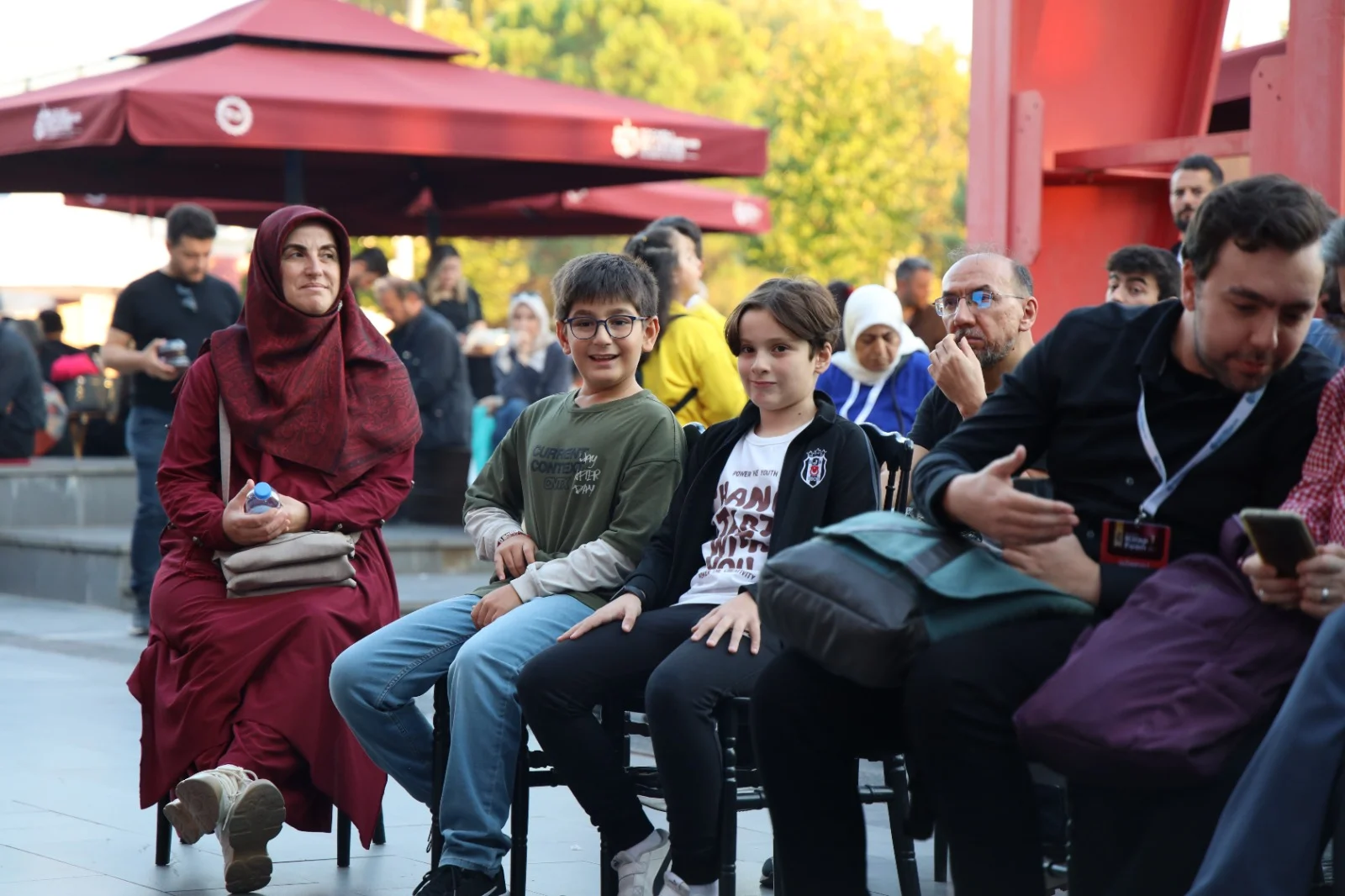 Uluslararası 16. Kocaeli Kitap Fuarı'nda, Uğur Batı'nın mikrofonla İngiliz tarih yazarı Roger Crowley ile keşifler çağı, Osmanlı'nın deniz ticaretindeki mücadelesi ve küresel güç dengeleri üzerine yaptığı derinlemesine söyleşi, geçmişin tanıklığını günümüze taşıyan bir hatırat niteliği taşıyor.