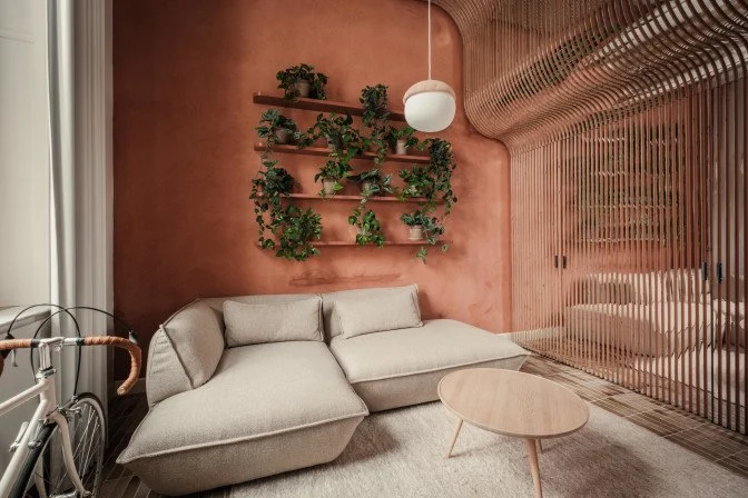 Kopenhag şehrinde yer alan, hem modern hem de klasik mimari unsurlarını ustaca birleştiren lüks otel Villa Copenhagen'ın aydınlık pencereleri ve önündeki düzenli peyzaj bitkileriyle dikkat çeken görkemli dış cephesi.