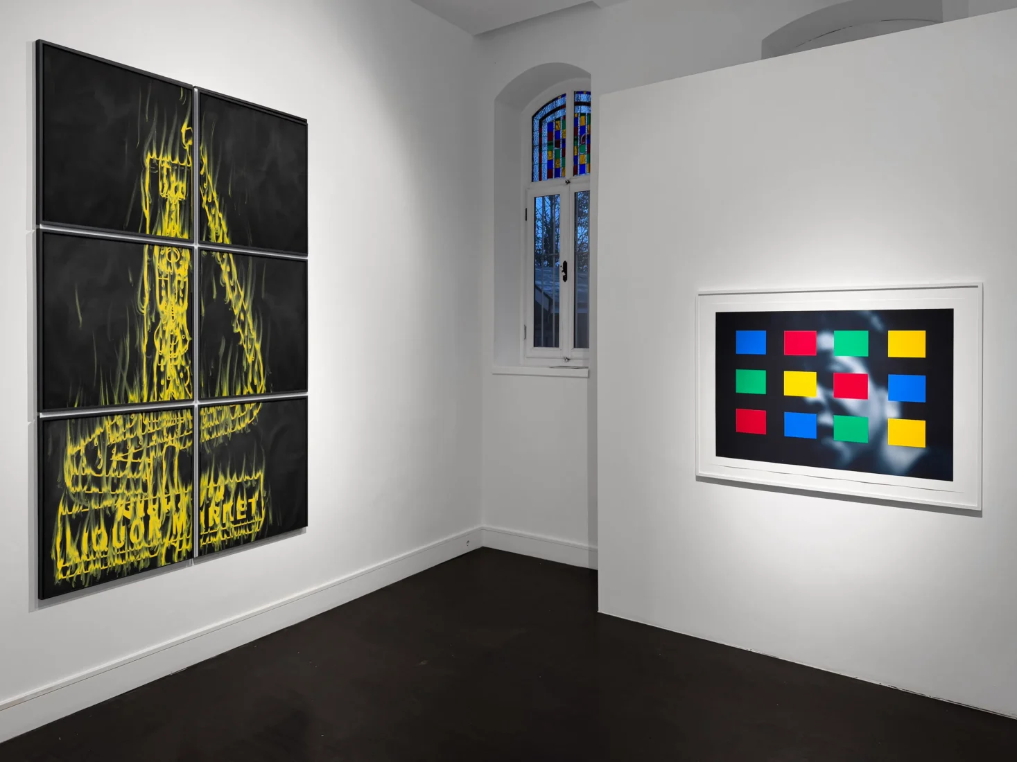 Vision Art Platform'un Akaretler'deki sergi mekanında, Charles-Joseph de Ligne'in Lightscapes sergisinden, karanlığın içinden patlayan parlak ateşli tonlarla kozmik bir enerji ve değişimi tasvir eden, büyük boyutlu ve etkileyici bir fotoğraf eseri, ışık ile gölge arasındaki dengeyi ve izleyicinin gördüklerine olan bakış açısını sorguluyor.