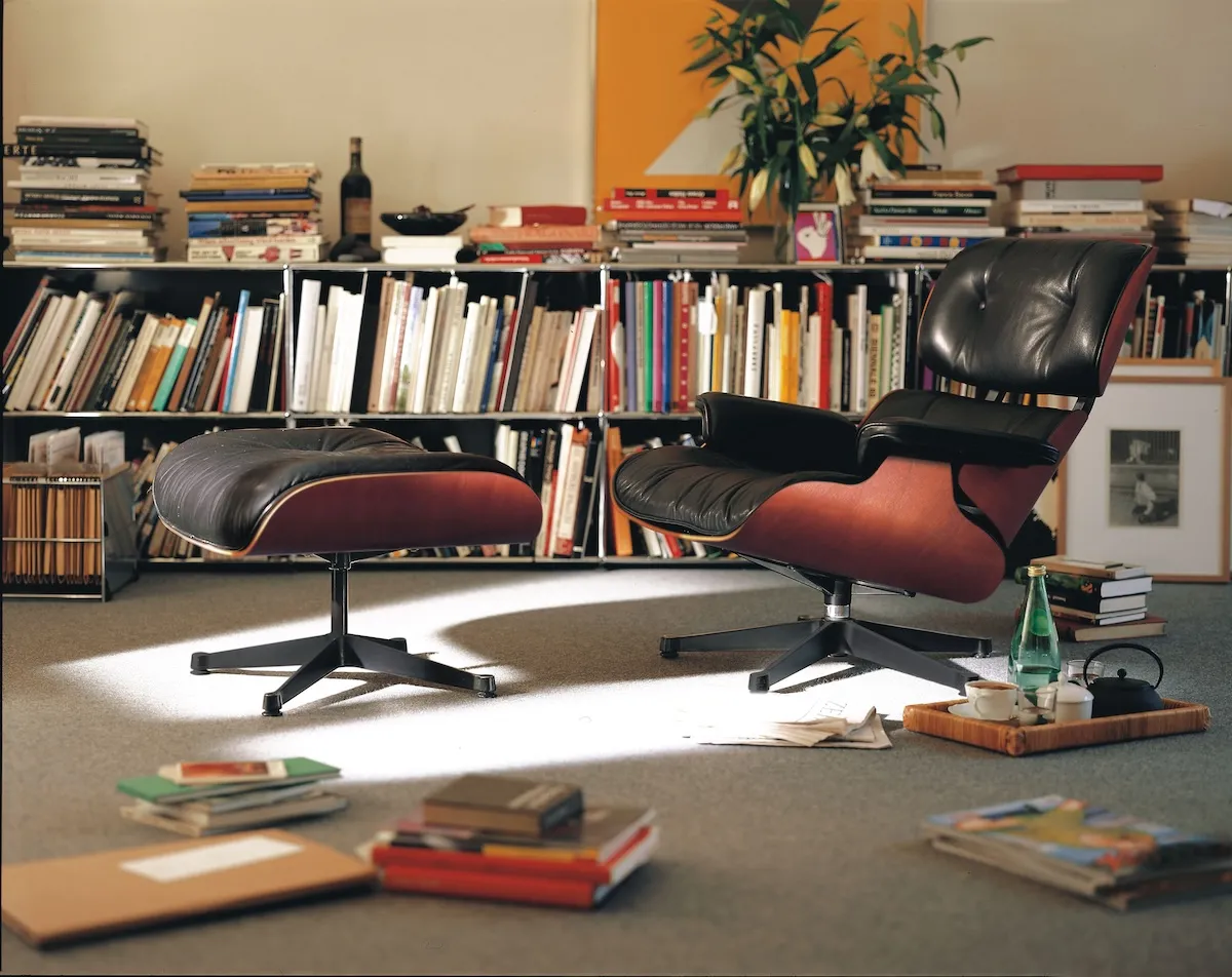 Vitra Eames Roadshow İstanbul etkinliğinde sergilenen, zarif koyu renk kalıplanmış ahşap iskeletli ve lüks siyah deri döşemeli ikonik Eames Lounge Koltuk ve uyumlu pufu, modern konforun ve estetiğin mükemmel birleşimini gözler önüne seriyor.