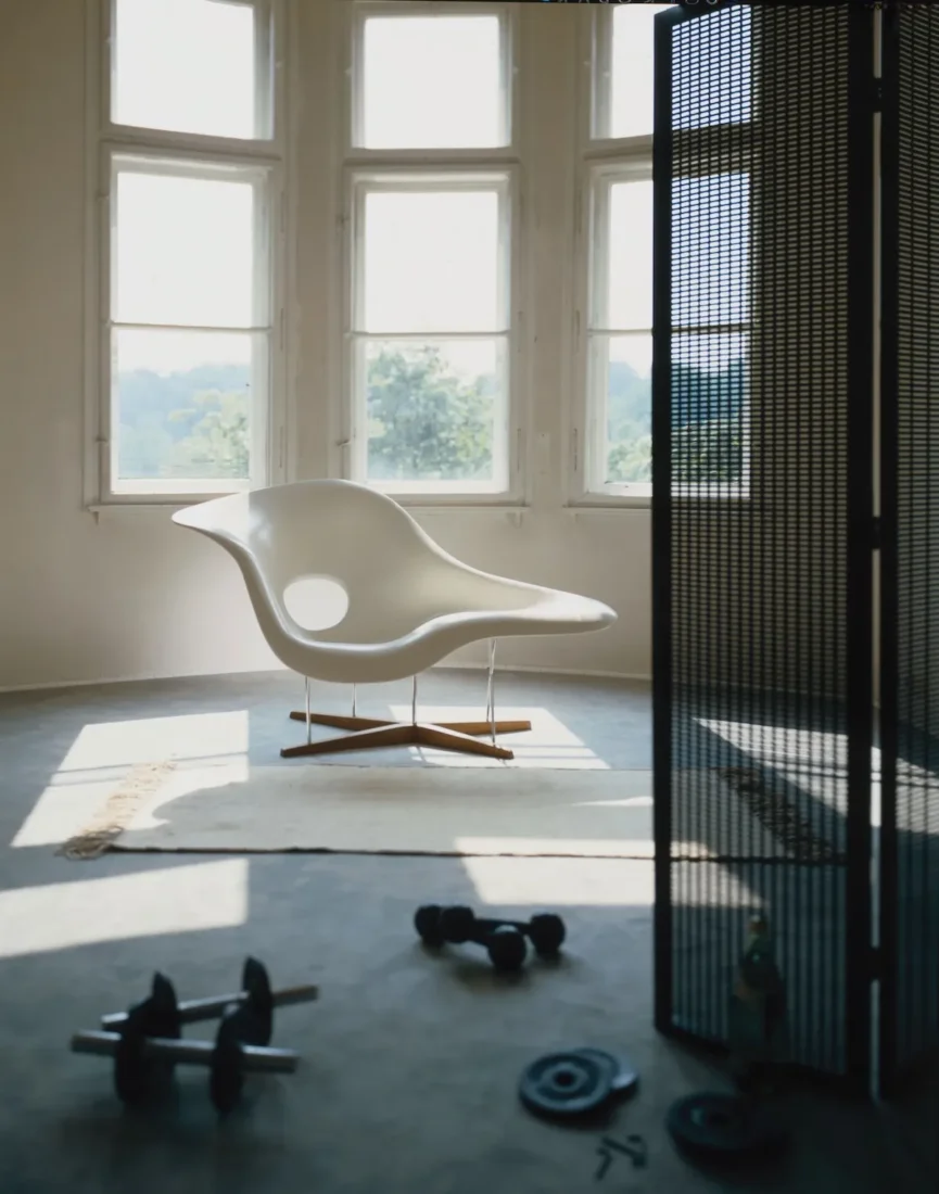 Vitra Eames Roadshow İstanbul kapsamında sergilenen, Charles ve Ray Eames tarafından tasarlanmış ikonik La Chaise, geniş, akışkan ve heykelsi beyaz hatlarıyla dikkat çeken, organik formda bir dinlenme koltuğu olup, kendine özgü metal ve ahşap iskelet yapısıyla modern tasarımı temsil etmektedir.