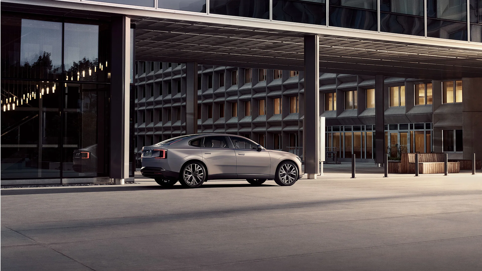 Volvo ES90 elektrikli sedanın, sade ve modern iç mekanında yer alan büyük dikey dokunmatik ekran, dijital gösterge paneliyle birlikte Google altyapılı bilgi-eğlence sistemini sorunsuz bir şekilde entegre ederek sürücülere sezgisel bir deneyim sunuyor.