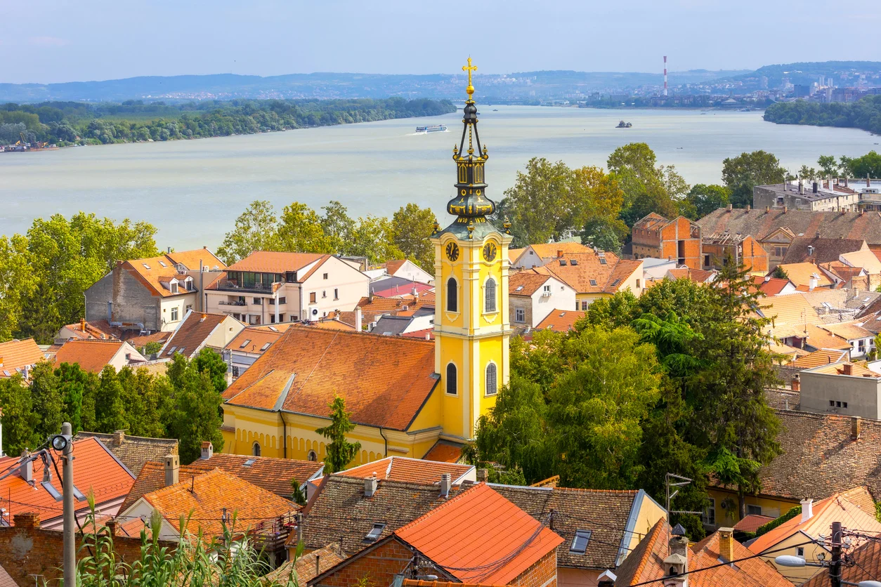 Zemun'un tarihi dokusunu yansıtan, kendine özgü mimariye sahip binaları, dar sokakları ve Tuna Nehri kıyısındaki huzurlu atmosferiyle dikkat çeken bu pitoresk Sırbistan kasabasının canlı bir panoramik görüntüsü, şehrin eşsiz cazibesini gözler önüne seriyor.